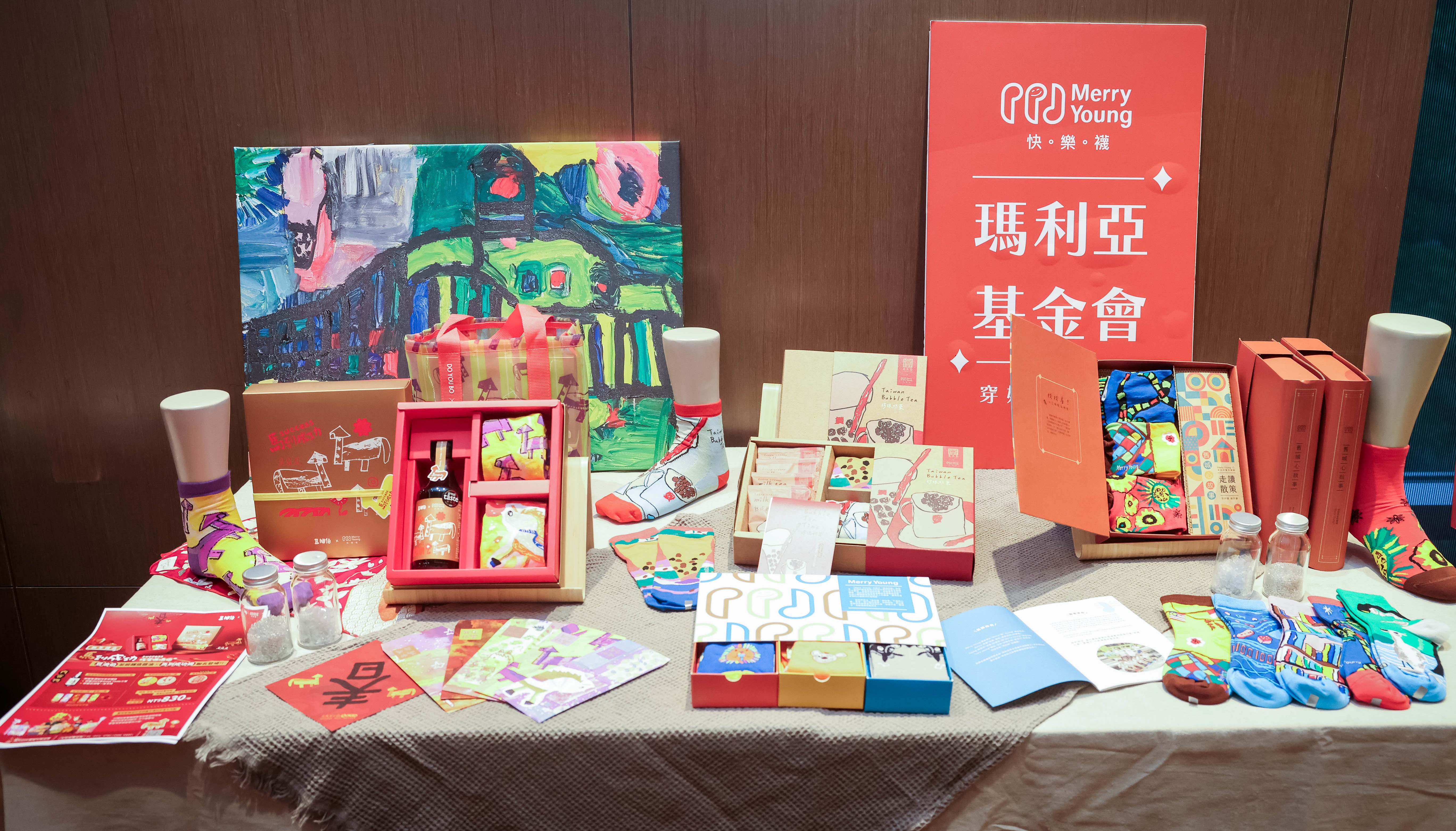 本次伴手禮「老派約會快樂襪盒」，是來自台中的瑪利亞基金會，創立社會企業「Merry Young快樂襪」，提供心智障礙青年就業機會。