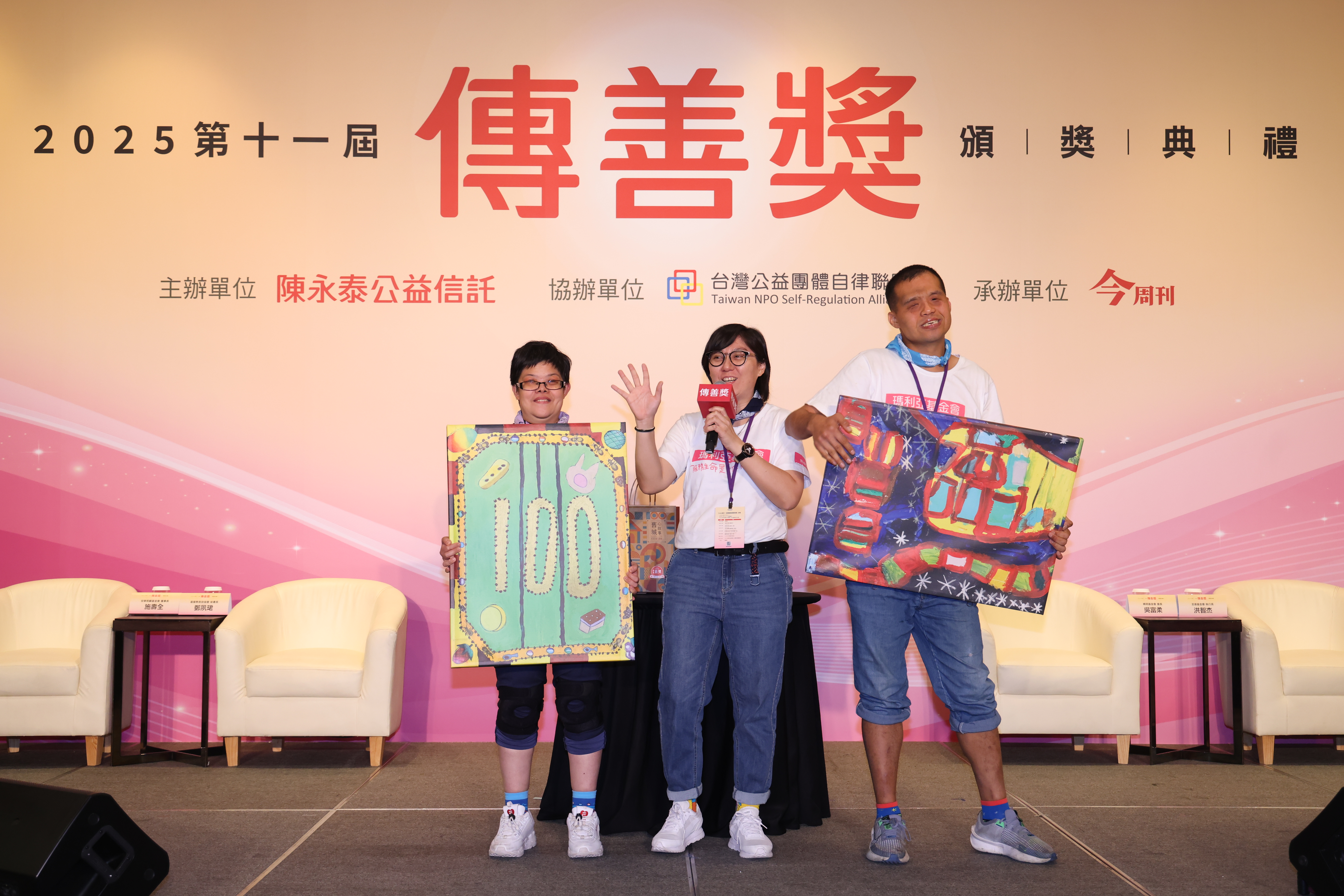 本次伴手禮是來自瑪利亞基金會心智障礙青年所創作，於典禮上向與會貴賓介紹伴手禮盒。