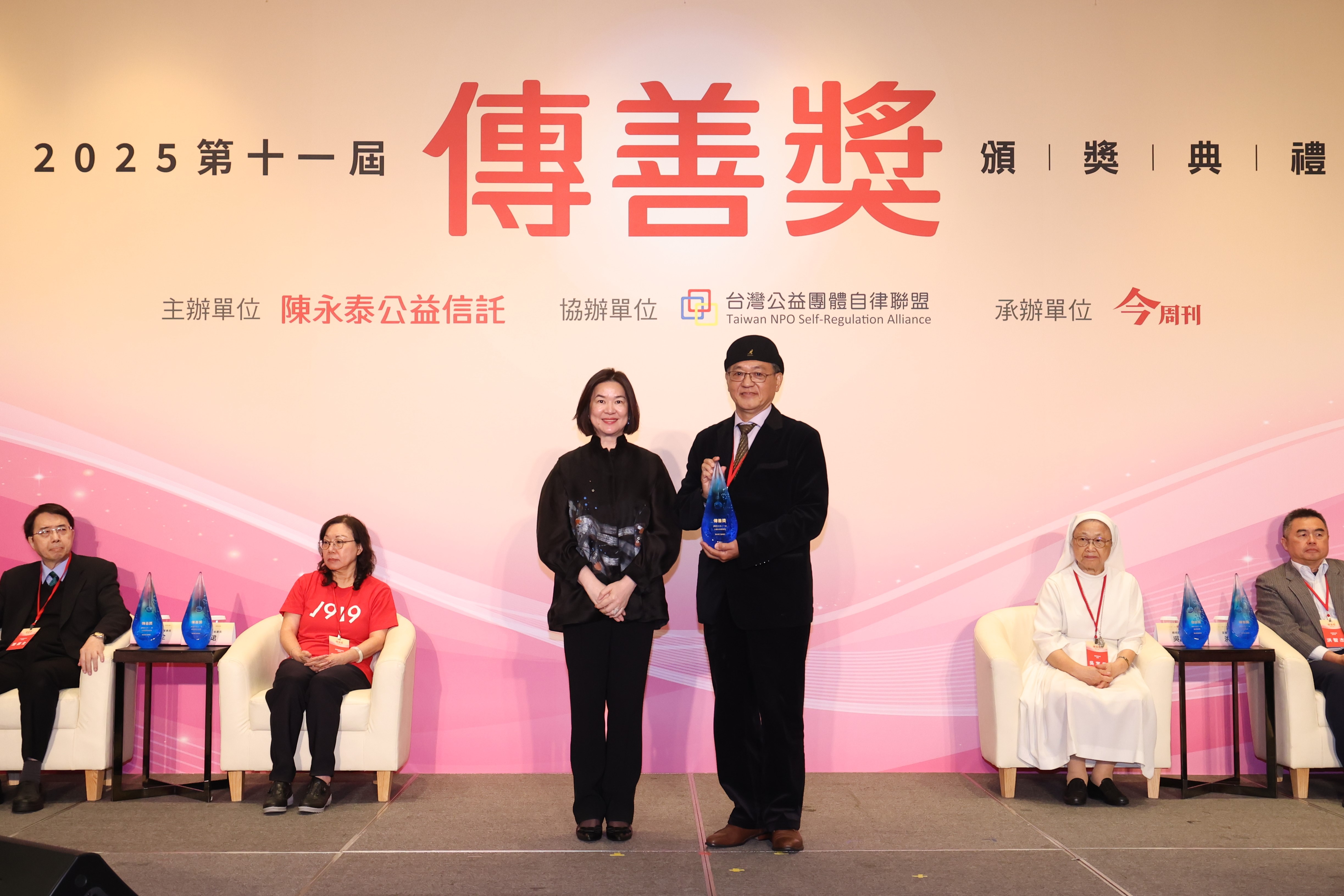 由陳永泰公益信託委託人袁蕙華女士頒獎給台灣玩具圖書館協會王亞賢副理事長