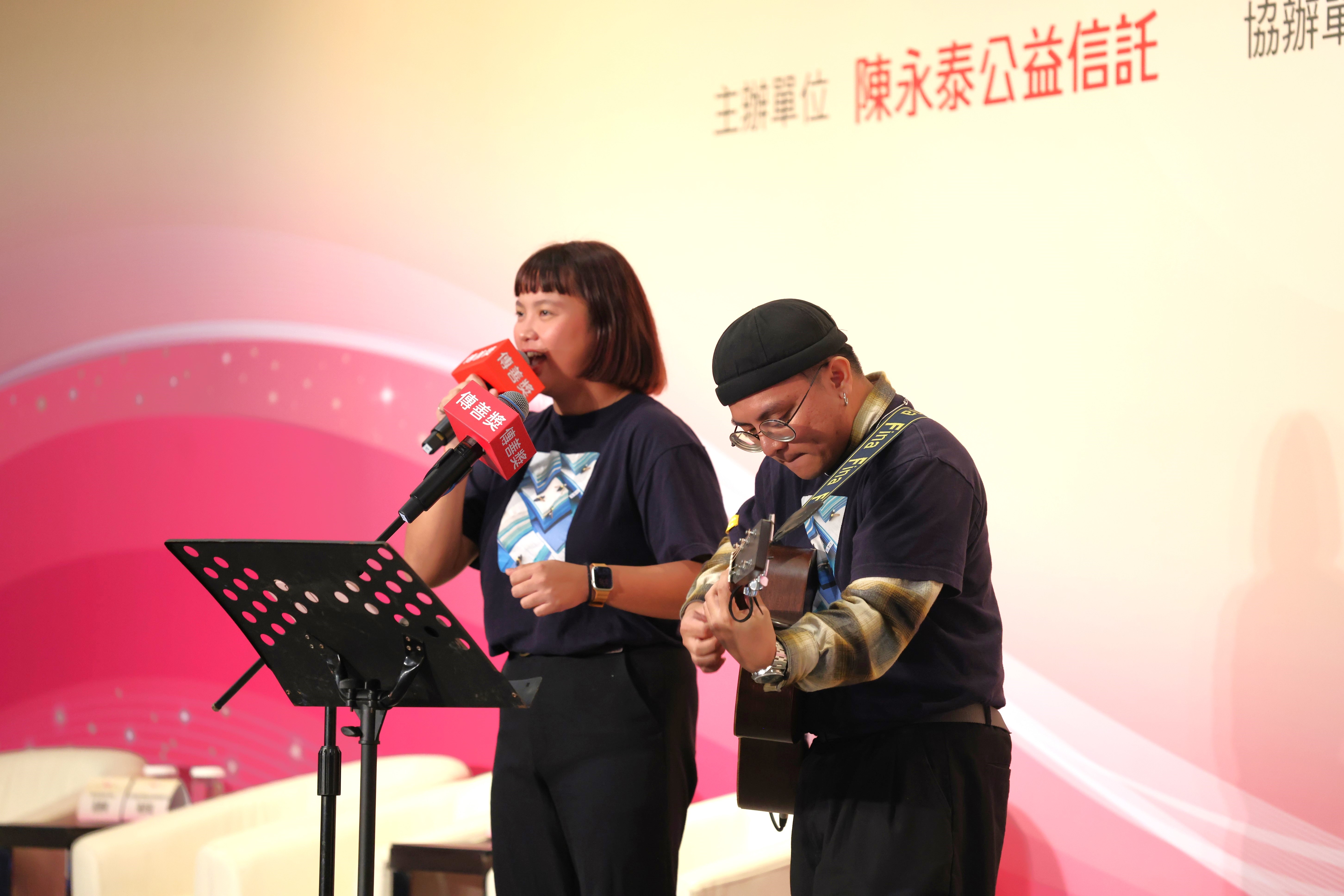 典禮邀請今年得獎機構——孩子的書屋陪伴長大的孩子上台表演創作曲《一起回家》，傳遞書屋的陪伴理念。