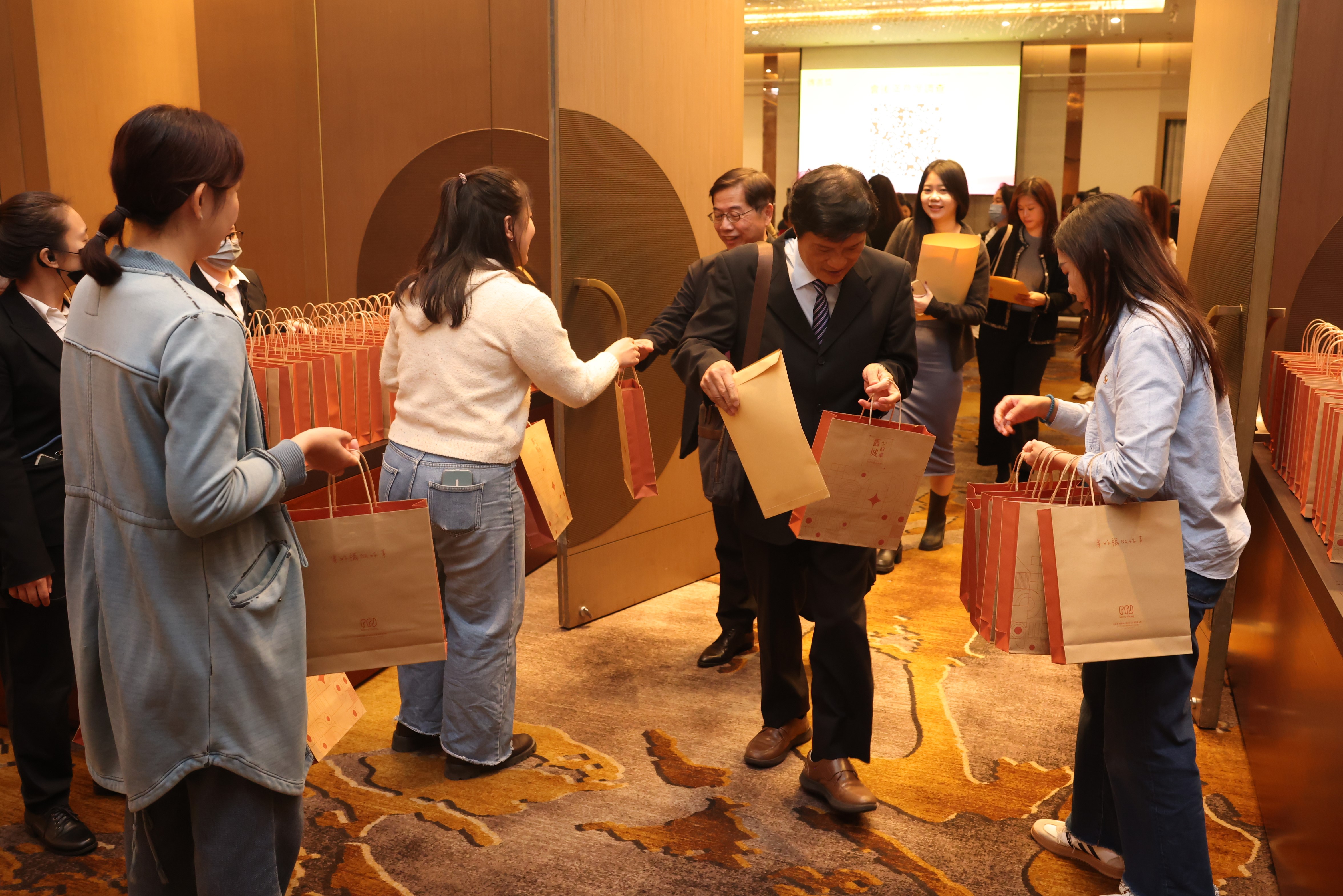 瑪利亞基金會於會後發放伴手禮。