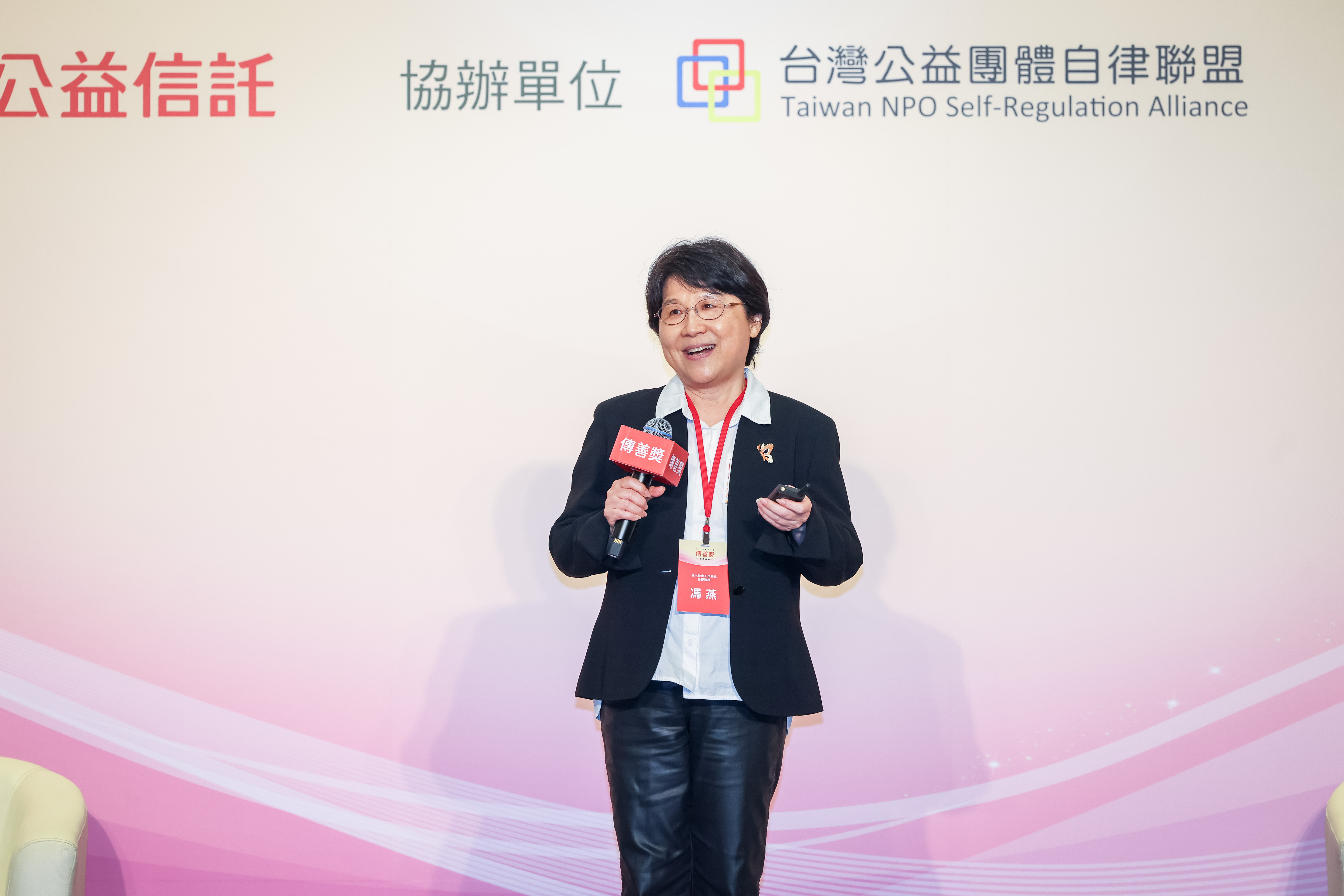 國立臺灣大學社工系馮燕名譽教授，以「公益生態圈永續發展的驅動力」剖析傳善獎對社福界系統性影響。